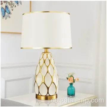 Elegante lámpara de mesa de cerámica para acogedora iluminación de dormitorio